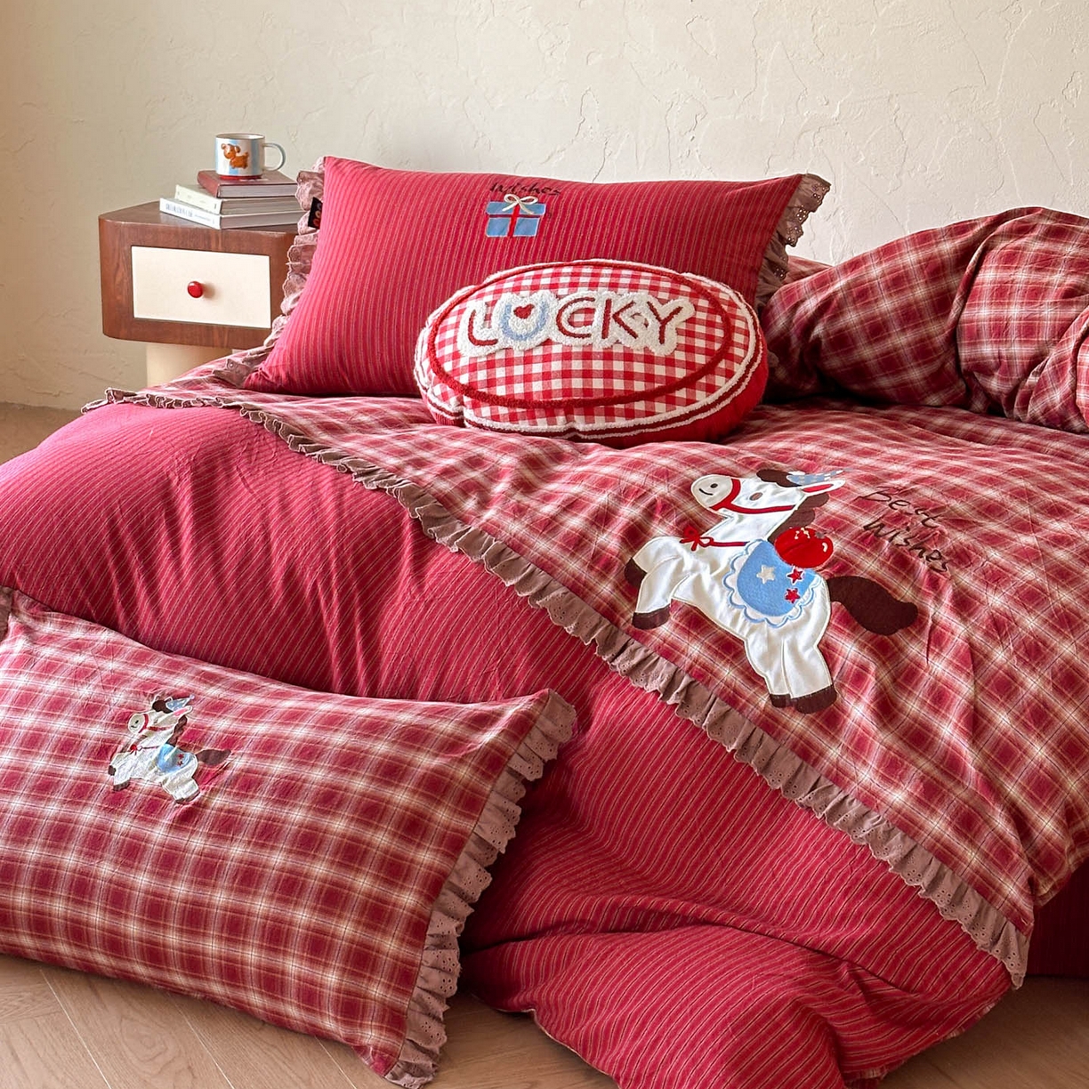 91家纺网 家纺一手货源 找家纺 RYB红黄兰 2026新款设计师原创全棉色织水洗棉贴布绣三件套四件套 幸福加马