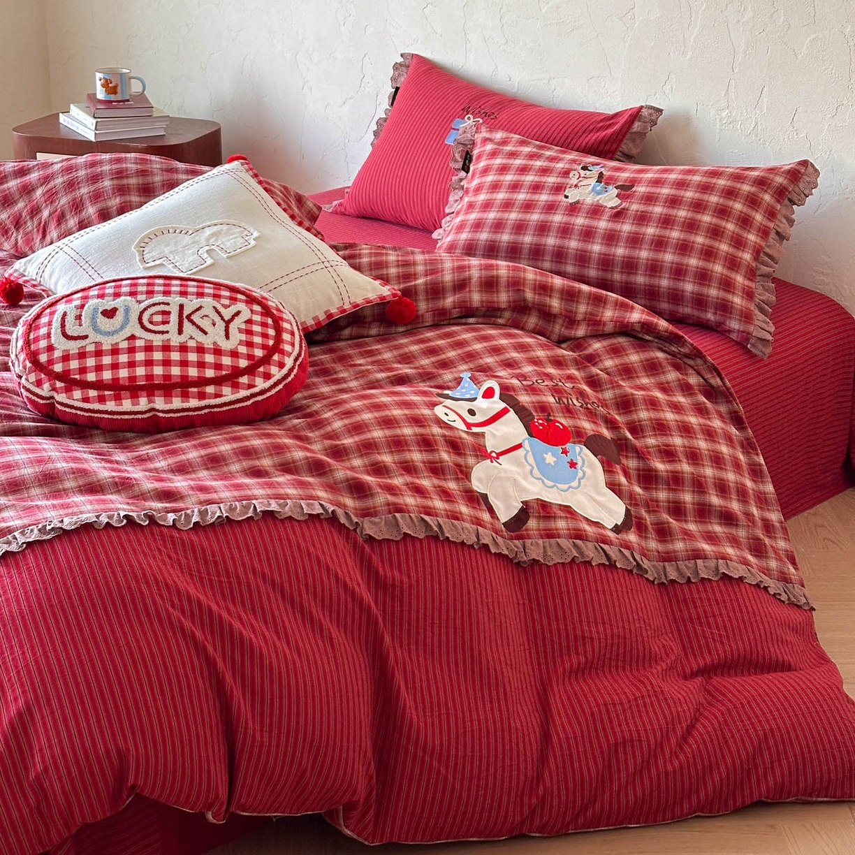 91家纺网 家纺一手货源 找家纺 RYB红黄兰 2026新款设计师原创全棉色织水洗棉贴布绣三件套四件套 幸福加马