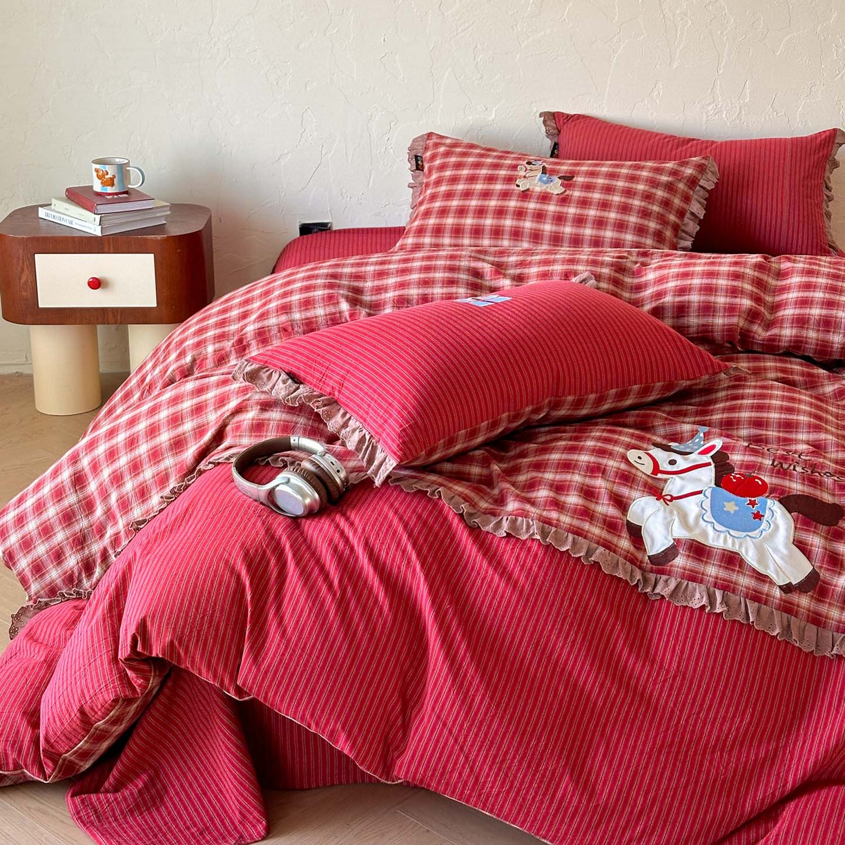 91家纺网 家纺一手货源 找家纺 RYB红黄兰 2026新款设计师原创全棉色织水洗棉贴布绣三件套四件套 幸福加马