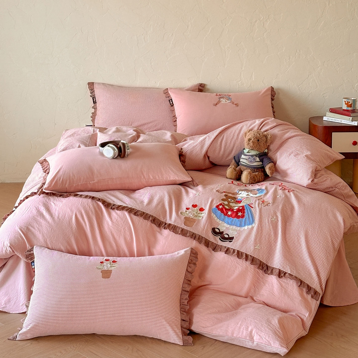 91家纺网 家纺一手货源 找家纺 RYB红黄兰 2026新款设计师原创全棉色织水洗棉贴布绣三件套四件套 奶油洛丽塔