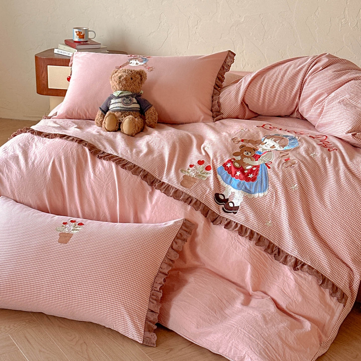 91家纺网 家纺一手货源 找家纺 RYB红黄兰 2026新款设计师原创全棉色织水洗棉贴布绣三件套四件套 奶油洛丽塔