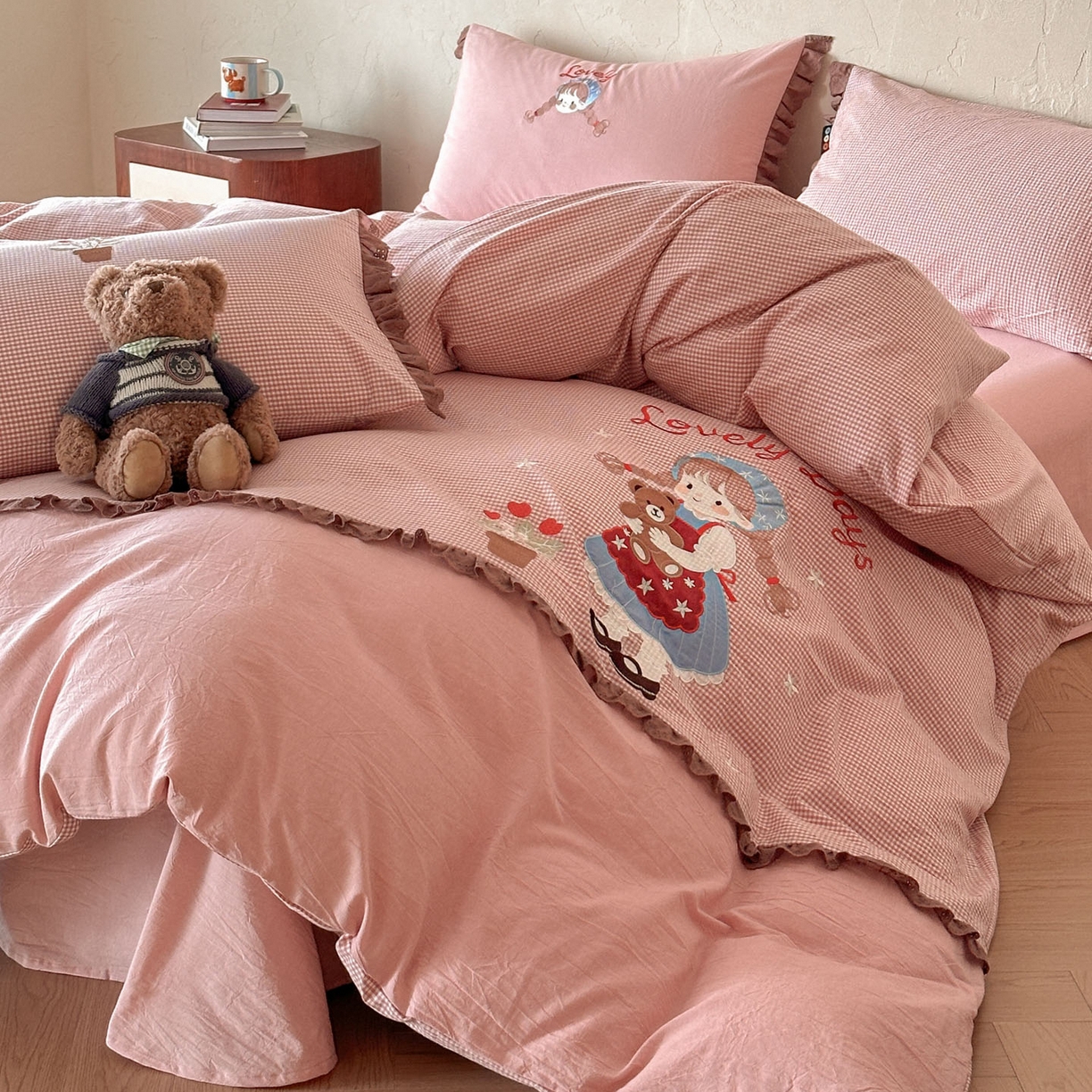 91家纺网 家纺一手货源 找家纺 RYB红黄兰 2026新款设计师原创全棉色织水洗棉贴布绣三件套四件套 奶油洛丽塔