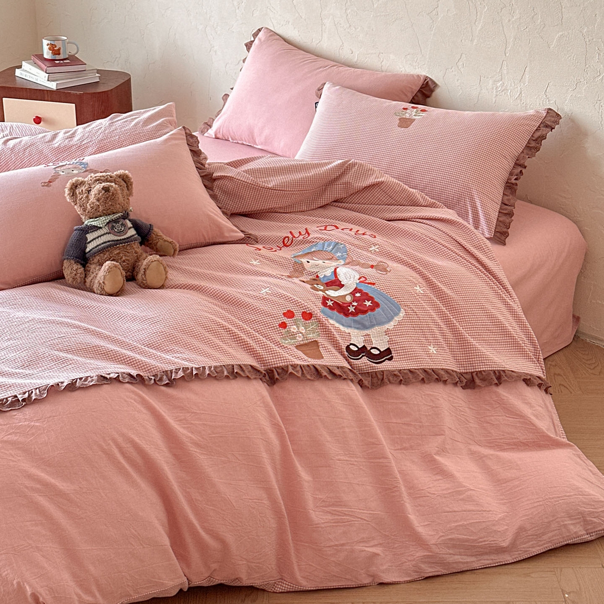 91家纺网 家纺一手货源 找家纺 RYB红黄兰 2026新款设计师原创全棉色织水洗棉贴布绣三件套四件套 奶油洛丽塔