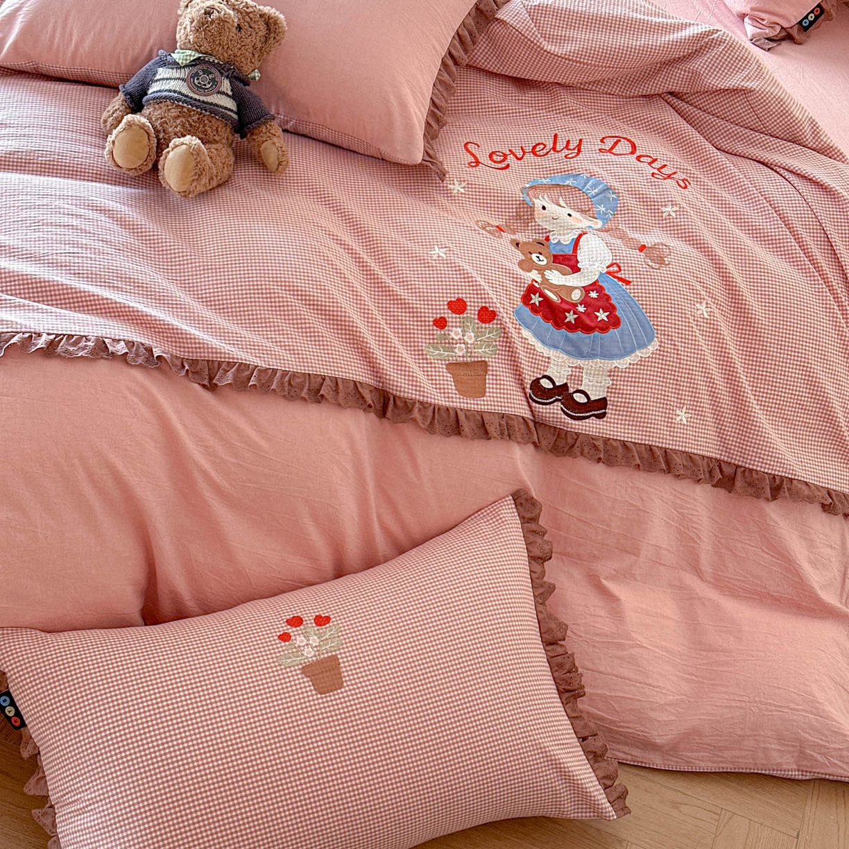 91家纺网 家纺一手货源 找家纺 RYB红黄兰 2026新款设计师原创全棉色织水洗棉贴布绣三件套四件套 奶油洛丽塔