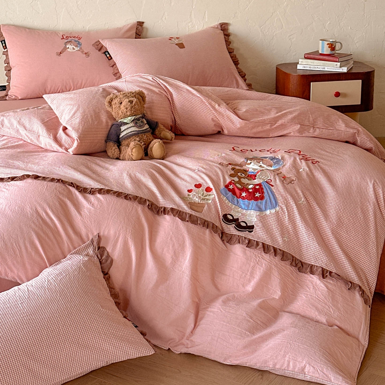 91家纺网 家纺一手货源 找家纺 RYB红黄兰 2026新款设计师原创全棉色织水洗棉贴布绣三件套四件套 奶油洛丽塔