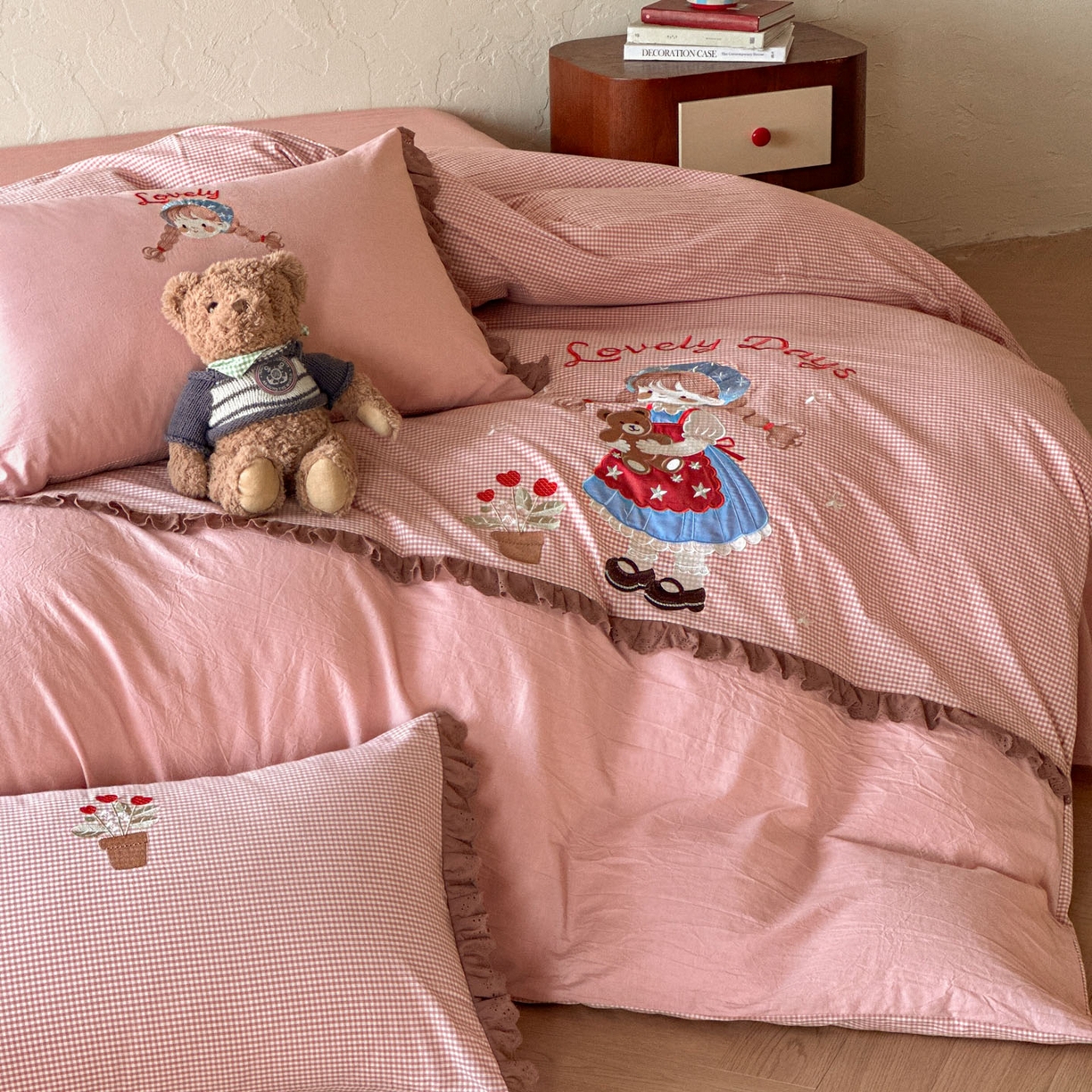 91家纺网 家纺一手货源 找家纺 RYB红黄兰 2026新款设计师原创全棉色织水洗棉贴布绣三件套四件套 奶油洛丽塔