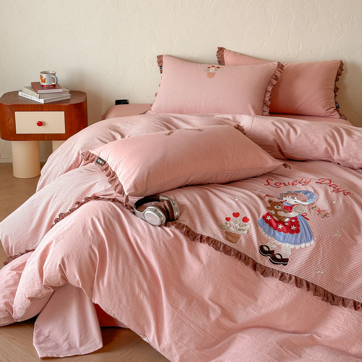 91家纺网 家纺一手货源 找家纺 RYB红黄兰 2026新款设计师原创全棉色织水洗棉贴布绣三件套四件套 奶油洛丽塔