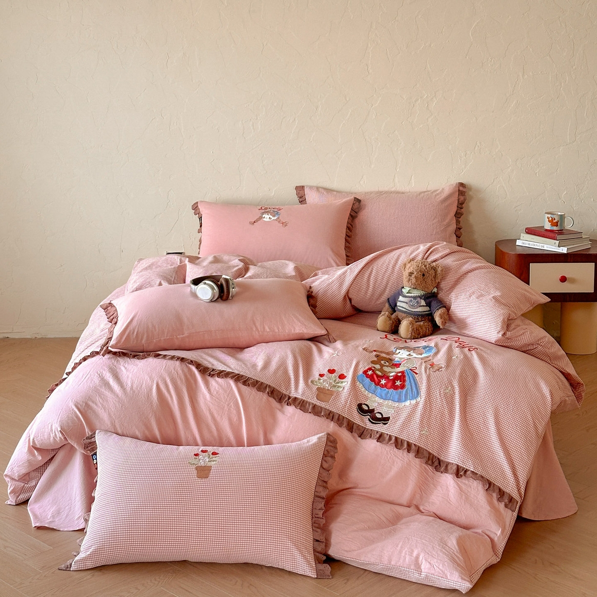 91家纺网 家纺一手货源 找家纺 RYB红黄兰 2026新款设计师原创全棉色织水洗棉贴布绣三件套四件套 奶油洛丽塔