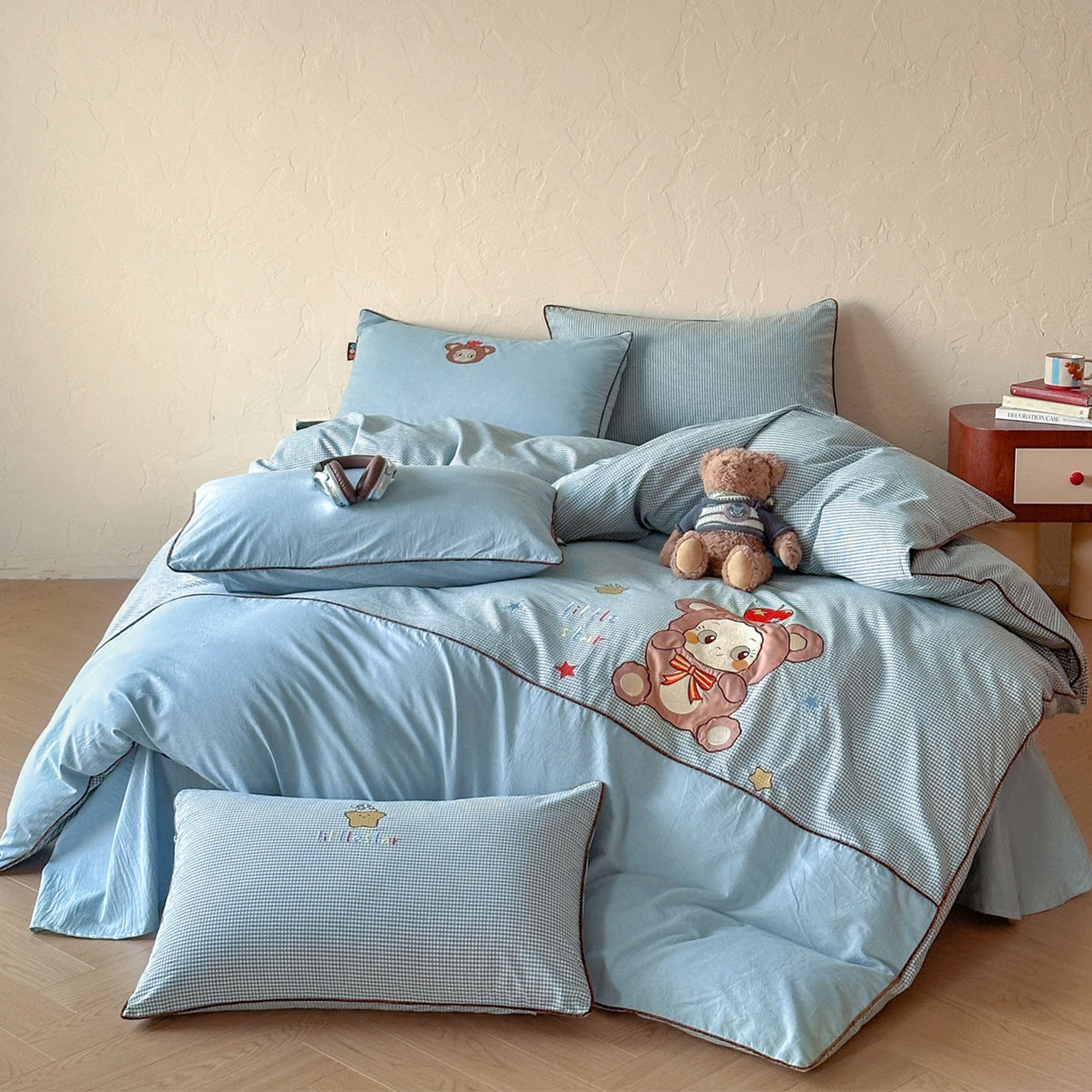 91家纺网 家纺一手货源 找家纺 RYB红黄兰 2026新款设计师原创全棉色织水洗棉贴布绣三件套四件套 星星小熊