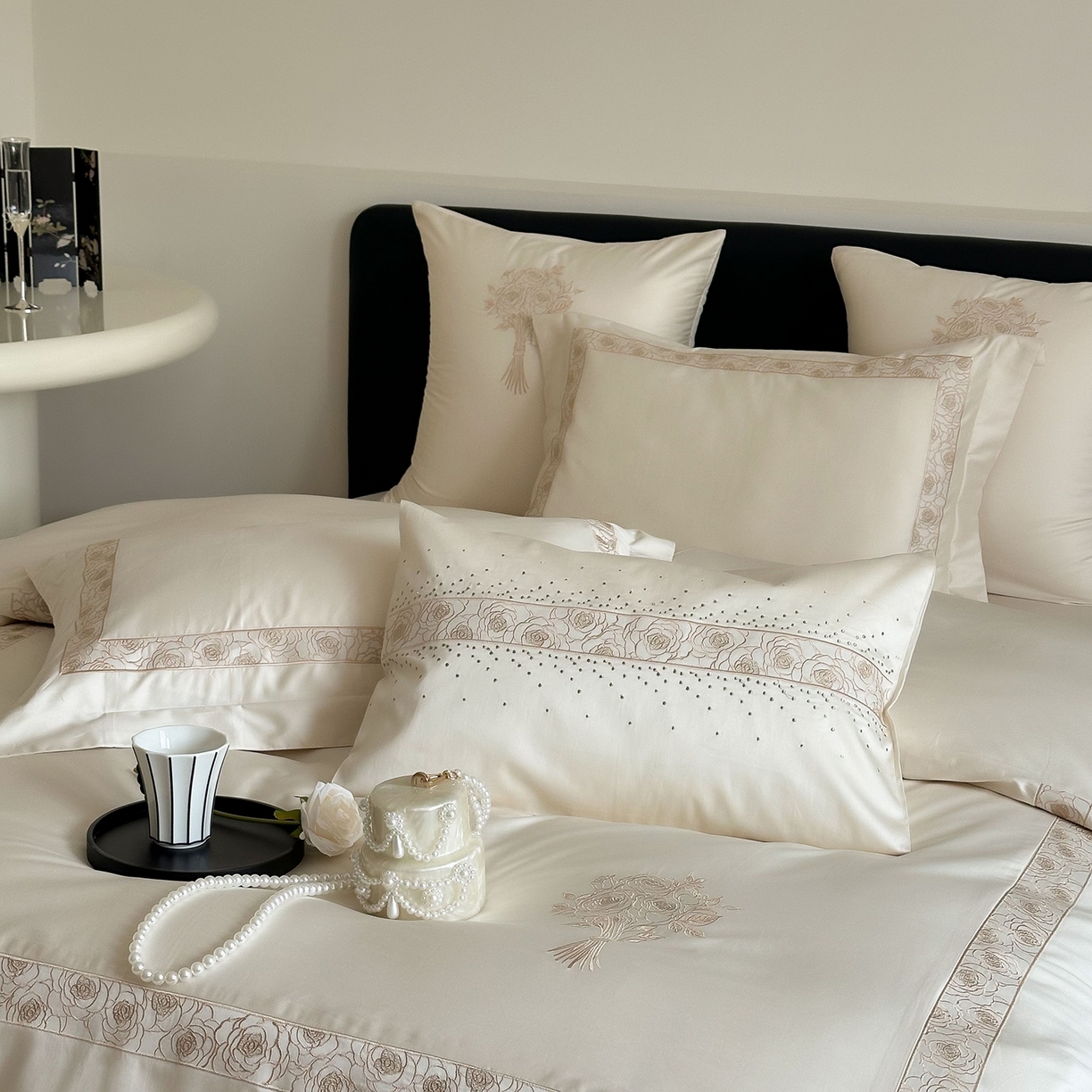 91家纺网 家纺一手货源 找家纺 曼布缇 2026春夏新款长绒棉刺绣四件套-素雅怡人（会员减20  券后控价418起） 素雅怡人 鎏金米