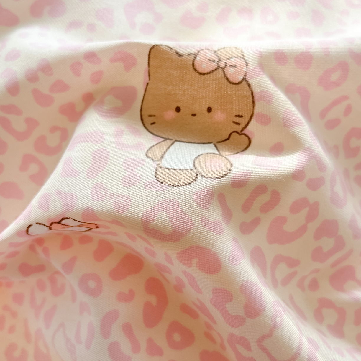 91家纺网 家纺一手货源 找家纺 花梦欣 2026新款全棉印花单品系列3简约卡通款-单枕套 豹纹KT粉