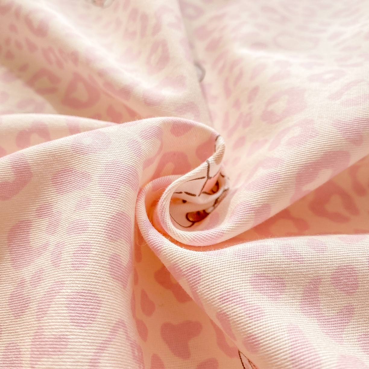 91家纺网 家纺一手货源 找家纺 花梦欣 2026新款全棉印花单品系列3简约卡通款-单枕套 豹纹KT粉