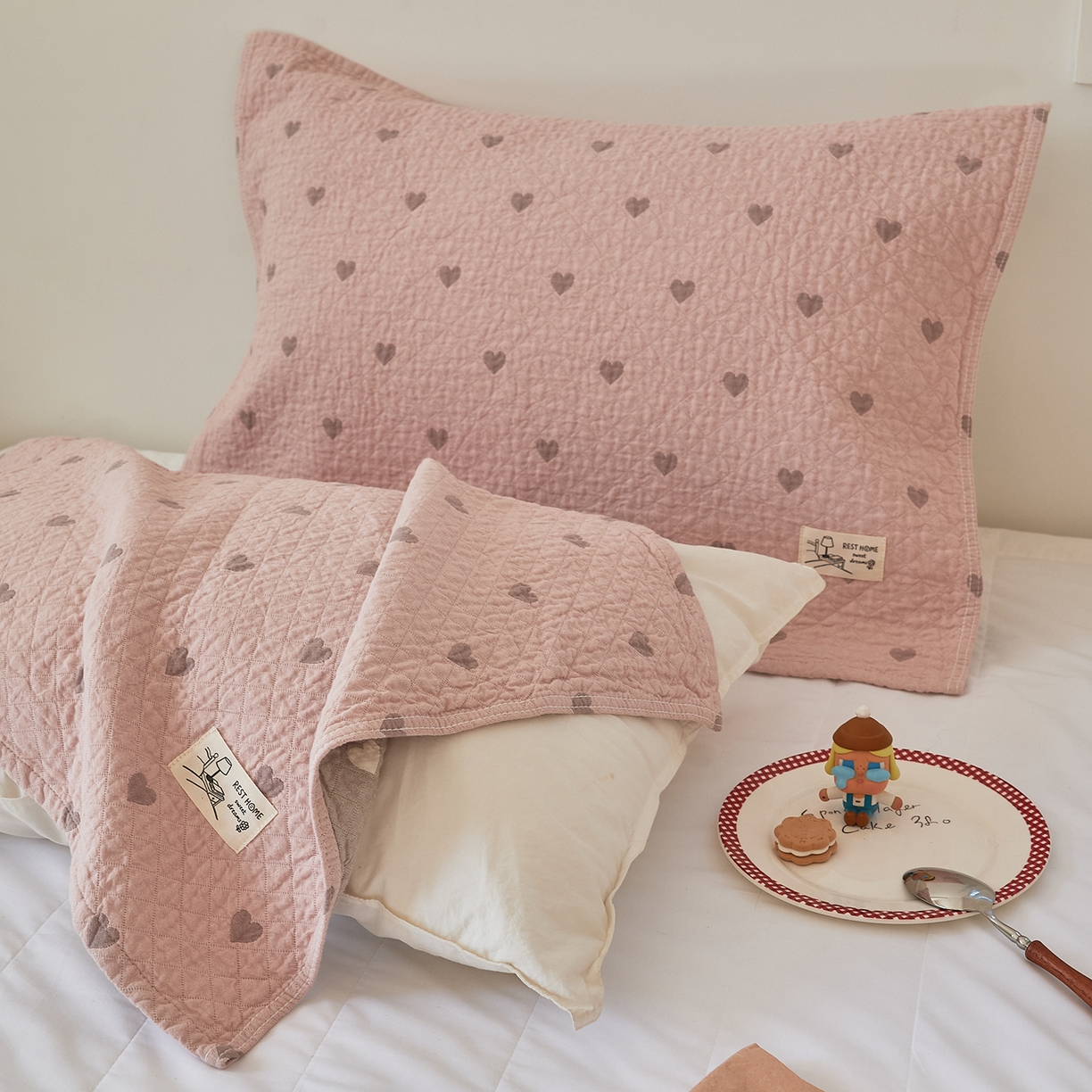 91家纺网 家纺一手货源 找家纺 沐瑟家纺 2026新款安心棉枕巾 爱心-粉