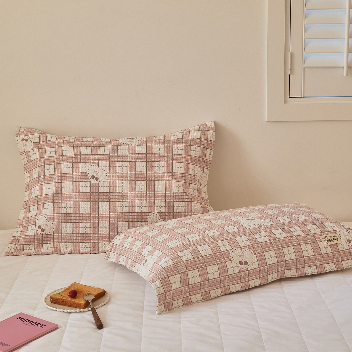 91家纺网 家纺一手货源 找家纺 沐瑟家纺 2026新款安心棉枕巾 爱心樱桃-淡粉