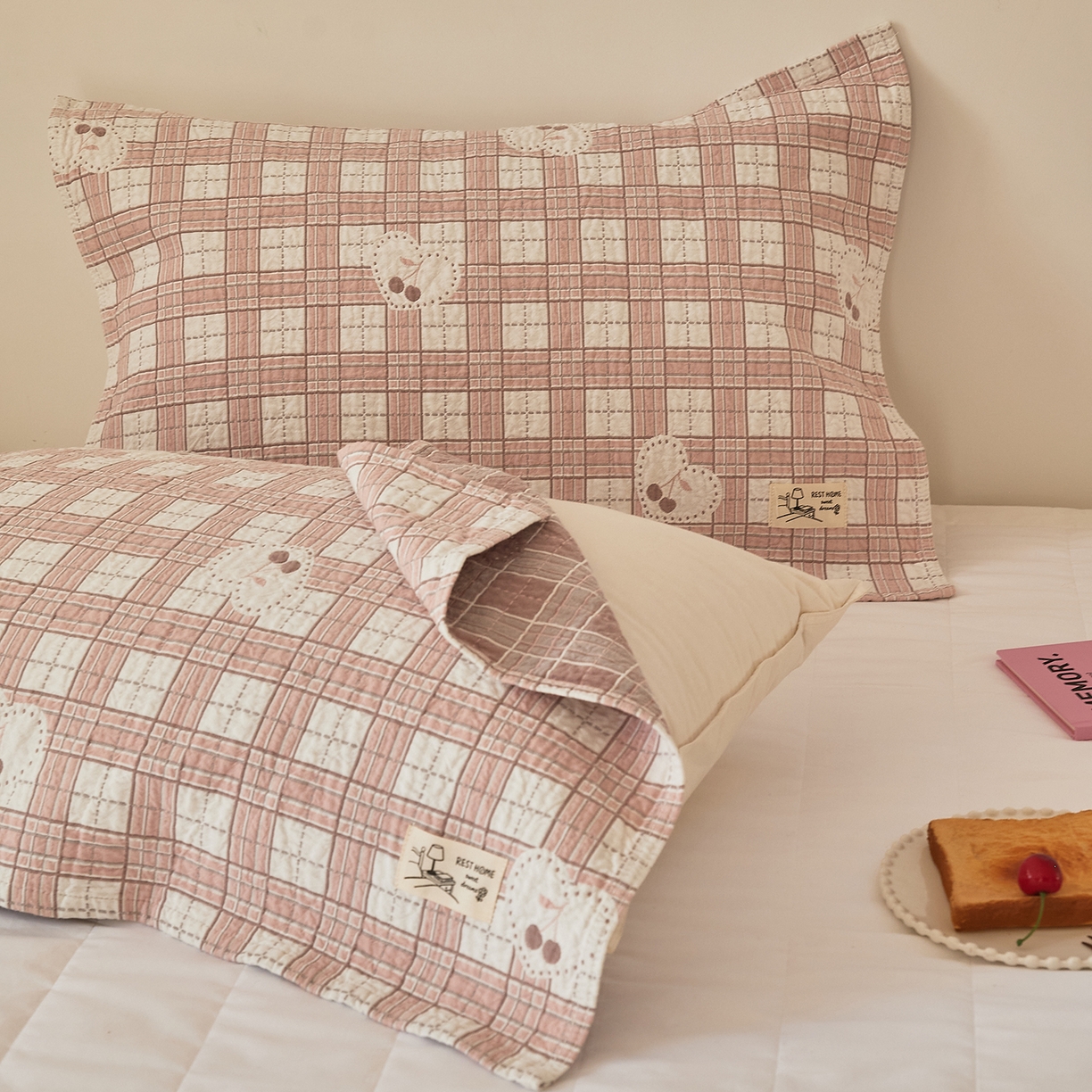 91家纺网 家纺一手货源 找家纺 沐瑟家纺 2026新款安心棉枕巾 爱心樱桃-淡粉