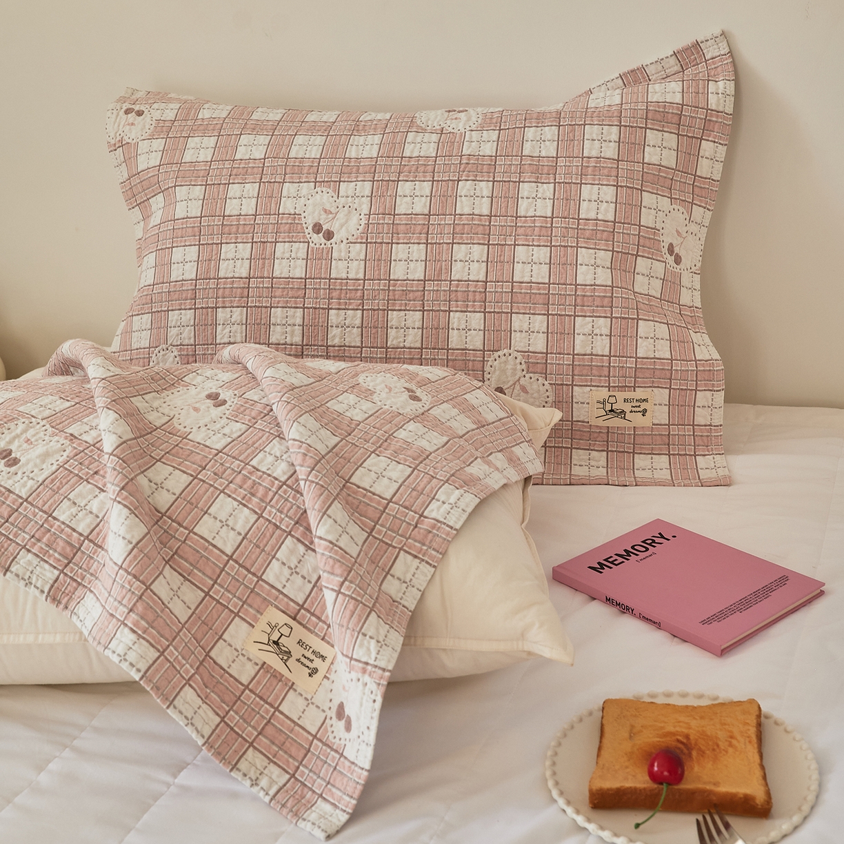 91家纺网 家纺一手货源 找家纺 沐瑟家纺 2026新款安心棉枕巾 爱心樱桃-淡粉