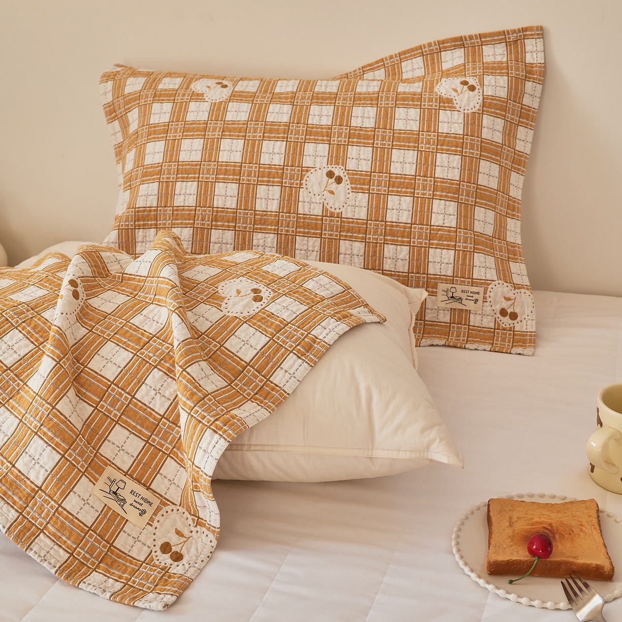 91家纺网 家纺一手货源 找家纺 沐瑟家纺 2026新款安心棉枕巾 爱心樱桃-黄