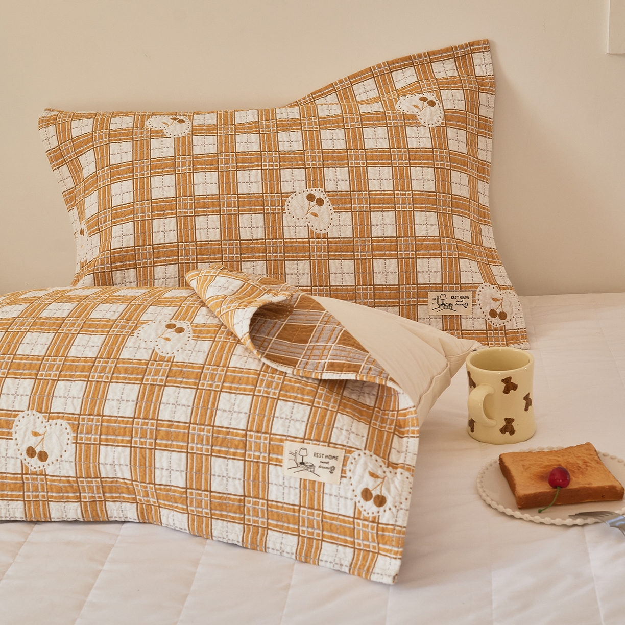 91家纺网 家纺一手货源 找家纺 沐瑟家纺 2026新款安心棉枕巾 爱心樱桃-黄