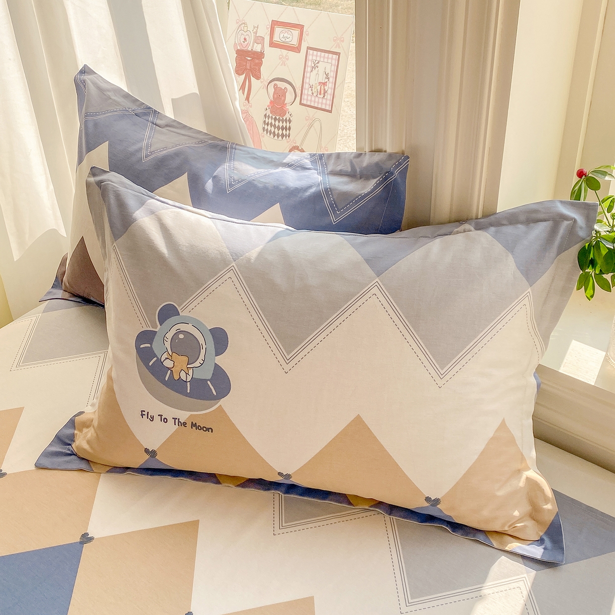 91家纺网 家纺一手货源 找家纺 花梦欣 2026新款全棉印花单品系列3简约卡通款-单枕套 几何飞船