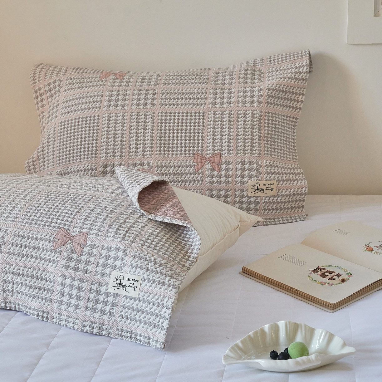 91家纺网 家纺一手货源 找家纺 沐瑟家纺 2026新款安心棉枕巾 蝶梦-灰粉