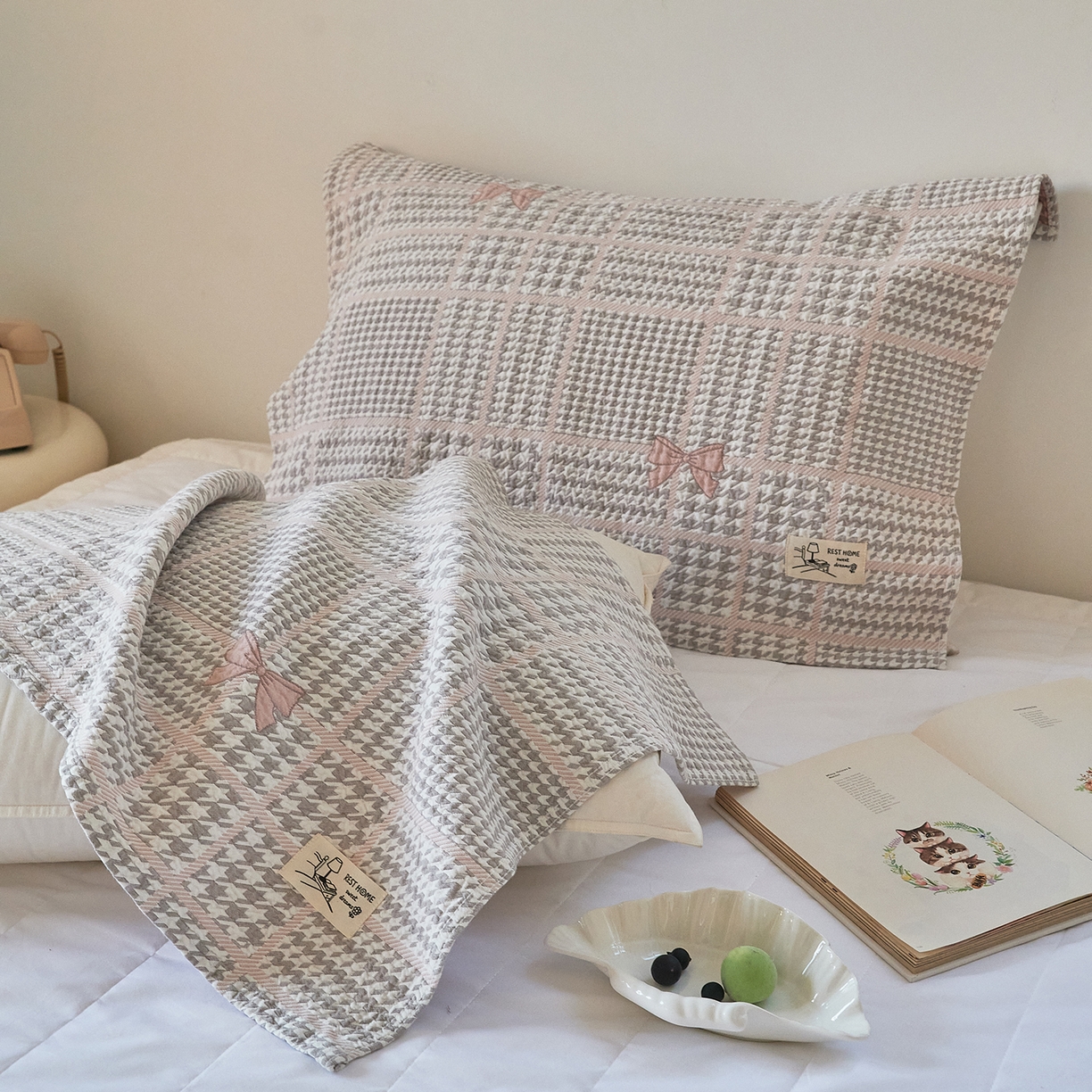 91家纺网 家纺一手货源 找家纺 沐瑟家纺 2026新款安心棉枕巾 蝶梦-灰粉