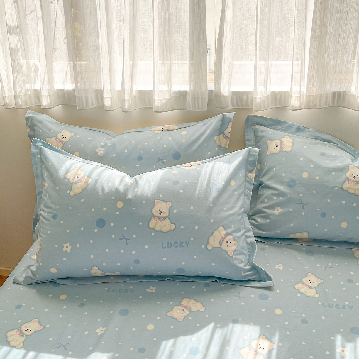 91家纺网 家纺一手货源 找家纺 花梦欣 2026新款全棉印花单品系列3简约卡通款-单枕套 蓝色泡芙狗