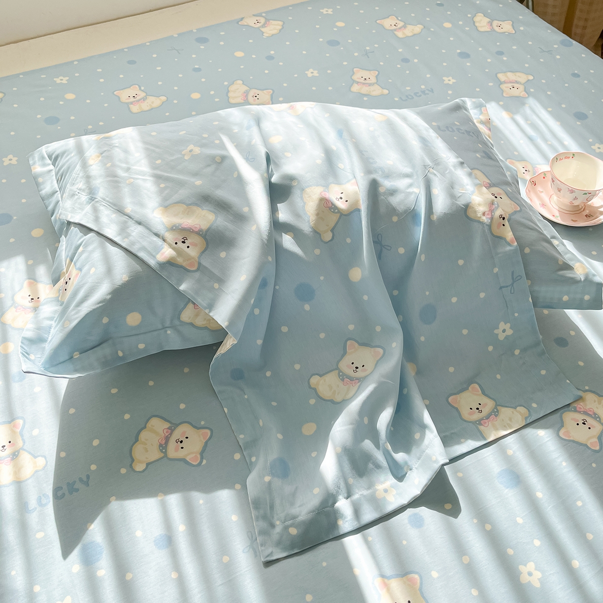 91家纺网 家纺一手货源 找家纺 花梦欣 2026新款全棉印花单品系列3简约卡通款-单枕套 蓝色泡芙狗