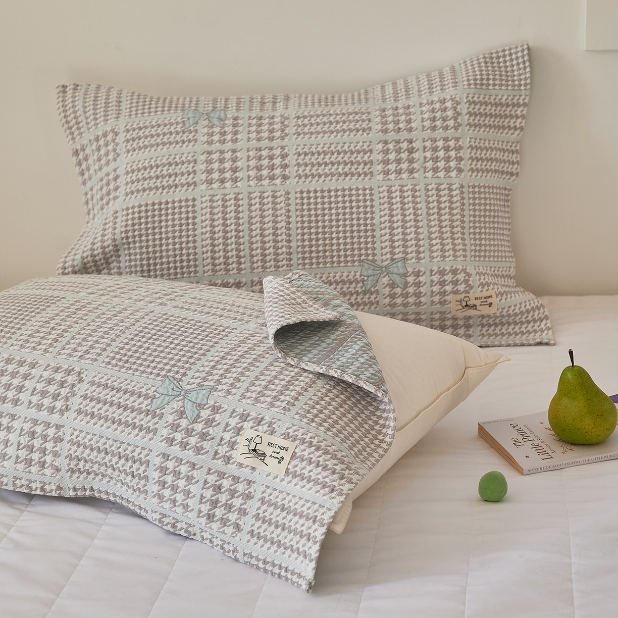 91家纺网 家纺一手货源 找家纺 沐瑟家纺 2026新款安心棉枕巾 蝶梦-灰蓝