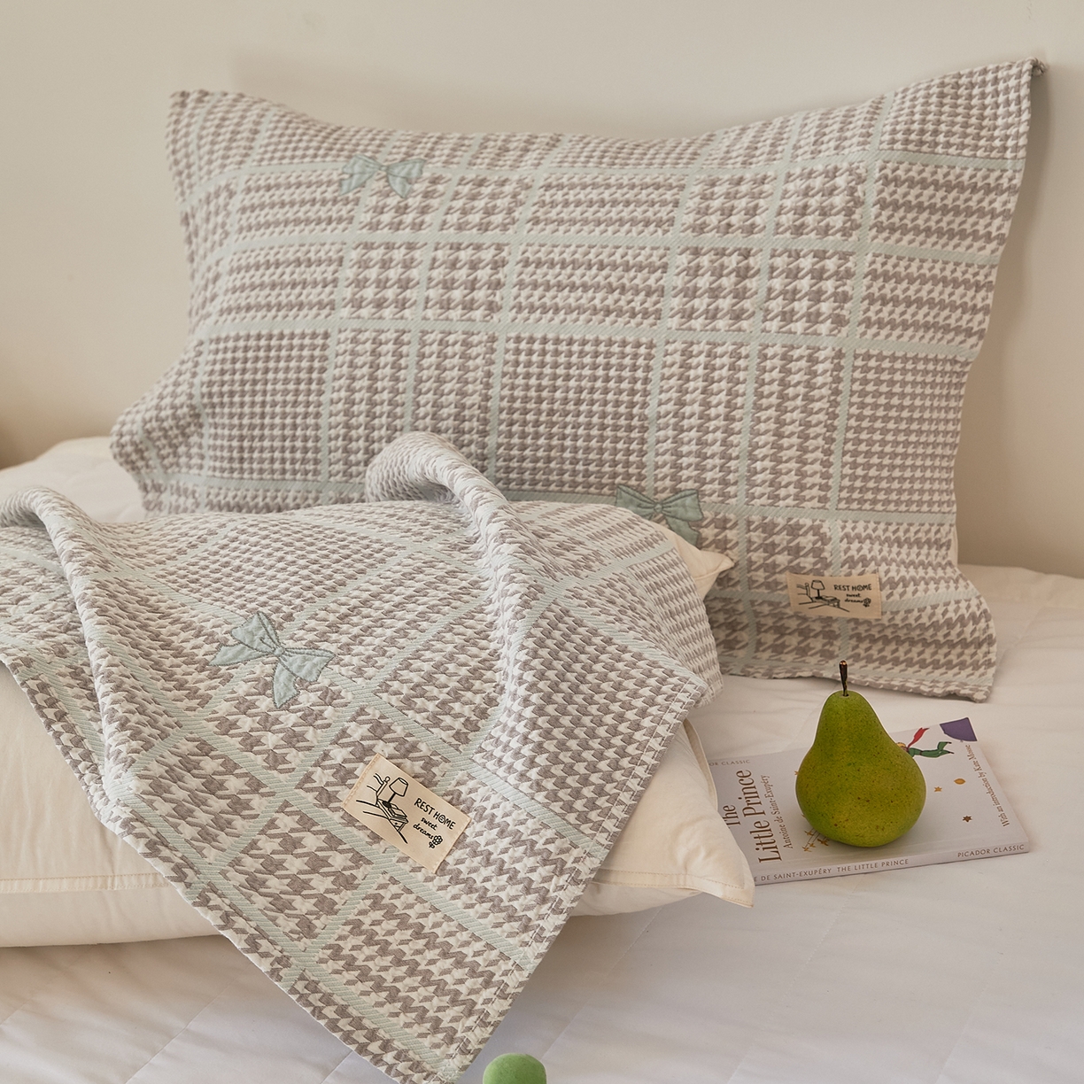 91家纺网 家纺一手货源 找家纺 沐瑟家纺 2026新款安心棉枕巾 蝶梦-灰蓝