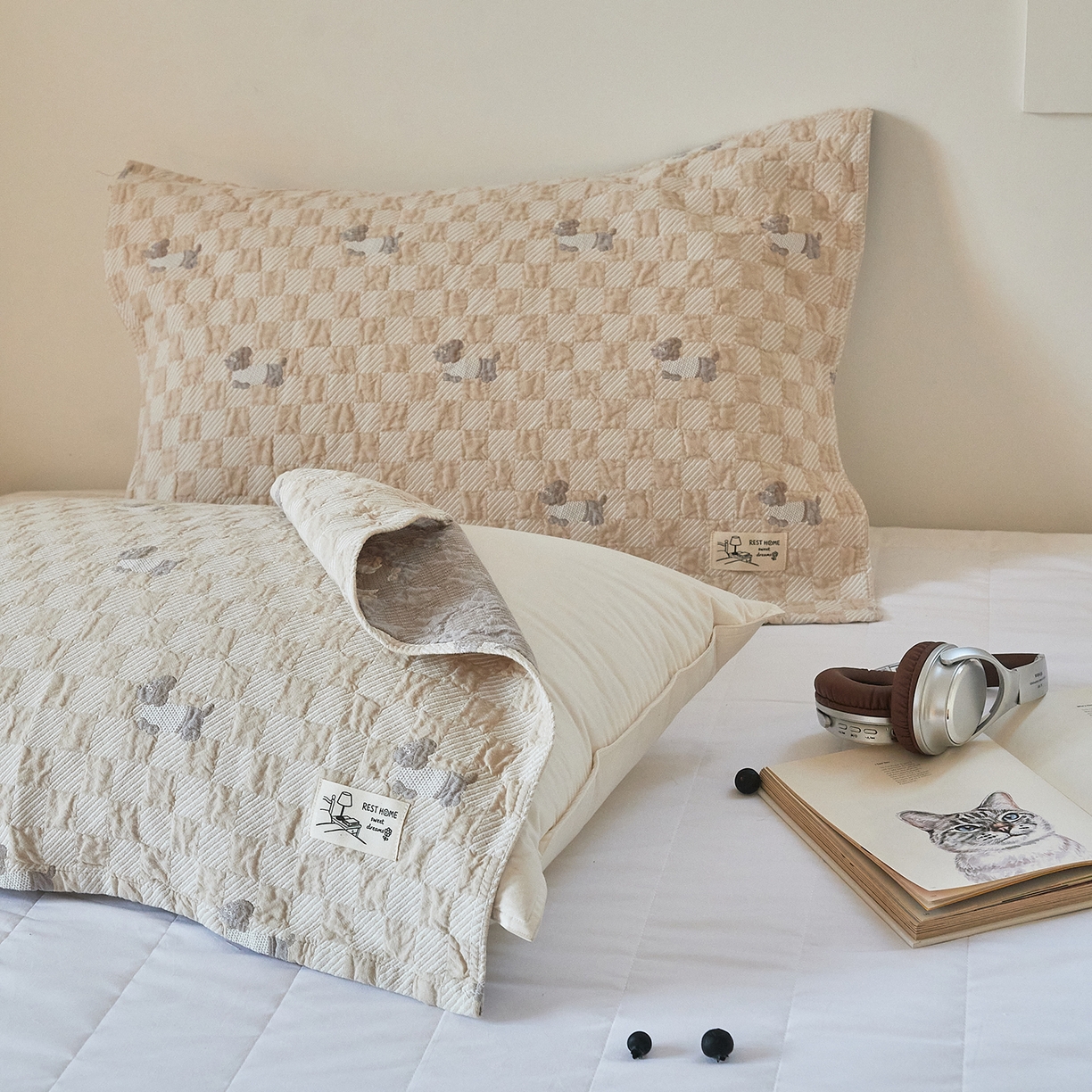 91家纺网 家纺一手货源 找家纺 沐瑟家纺 2026新款安心棉枕巾 方格小狗-浅咖