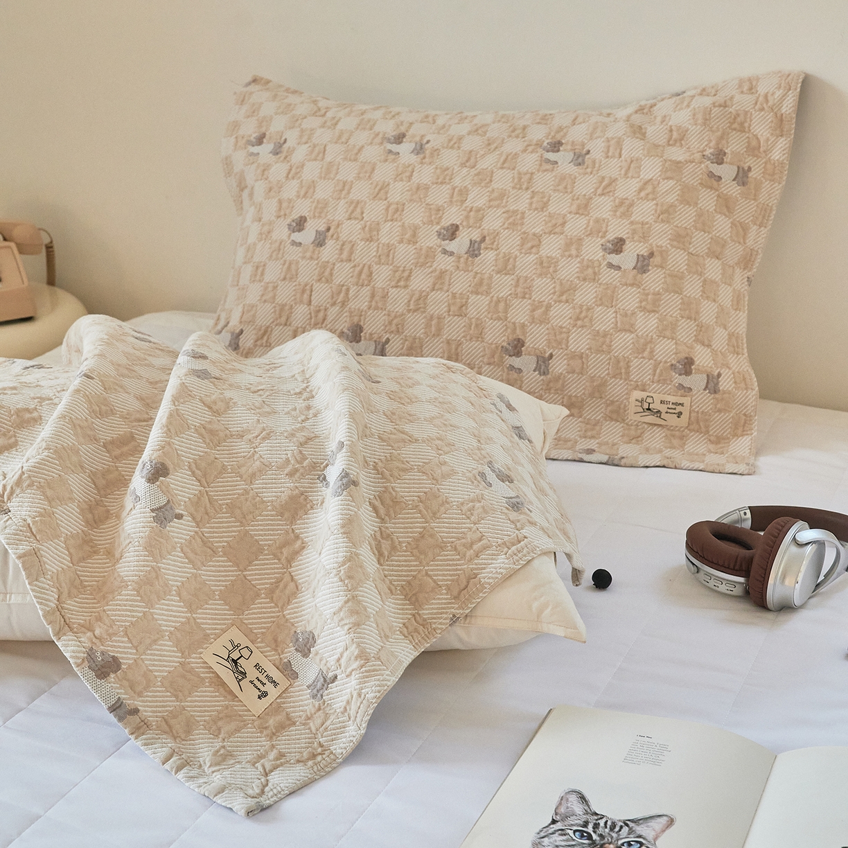 91家纺网 家纺一手货源 找家纺 沐瑟家纺 2026新款安心棉枕巾 方格小狗-浅咖