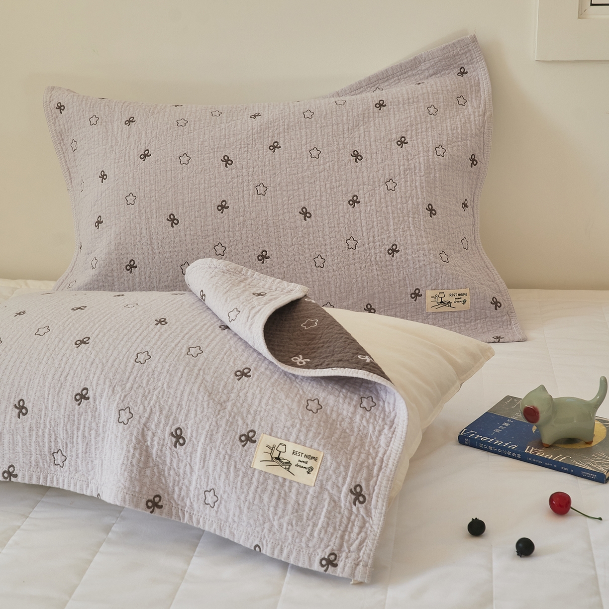 91家纺网 家纺一手货源 找家纺 沐瑟家纺 2026新款安心棉枕巾 蝴蝶结五角星-灰色