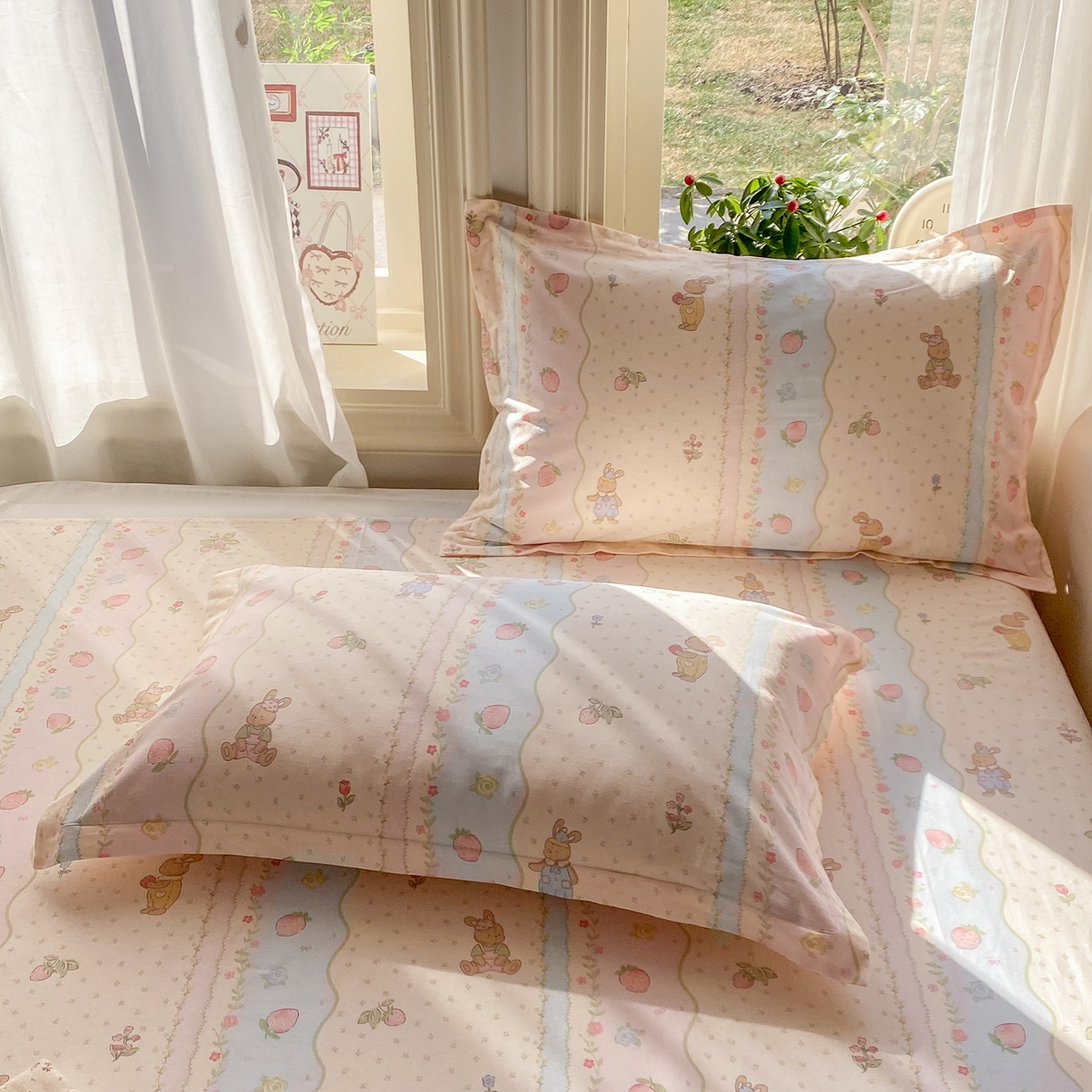 91家纺网 家纺一手货源 找家纺 花梦欣 2026新款全棉印花单品系列3简约卡通款-单枕套 兔子草莓园