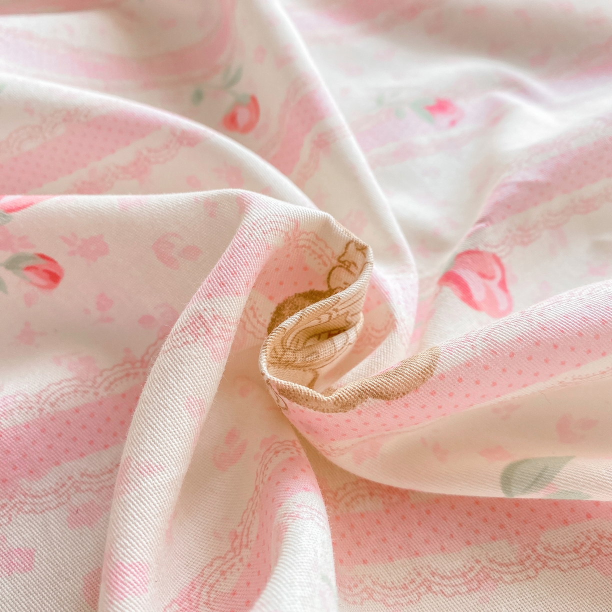 91家纺网 家纺一手货源 找家纺 花梦欣 2026新款全棉印花单品系列3简约卡通款-单枕套 温柔花朵熊