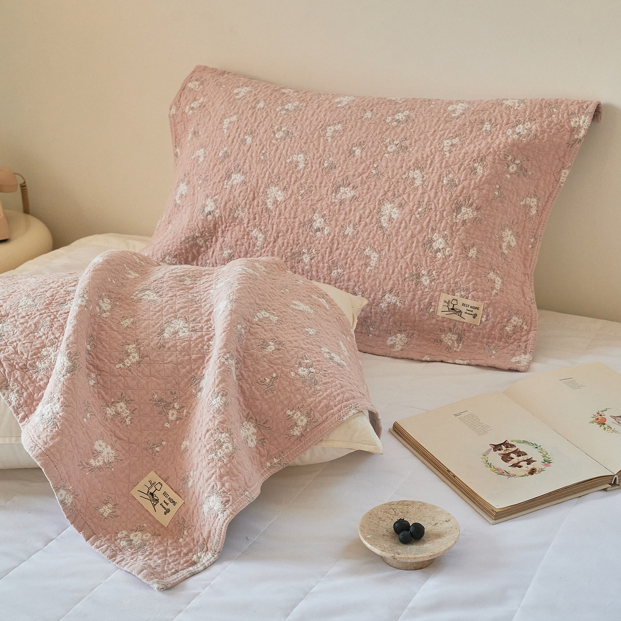 91家纺网 家纺一手货源 找家纺 沐瑟家纺 2026新款安心棉枕巾 花釉-粉色