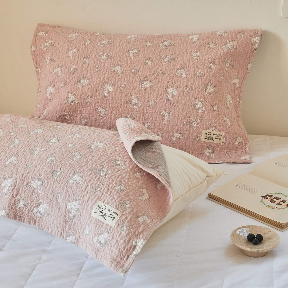 91家纺网 家纺一手货源 找家纺 沐瑟家纺 2026新款安心棉枕巾 花釉-粉色