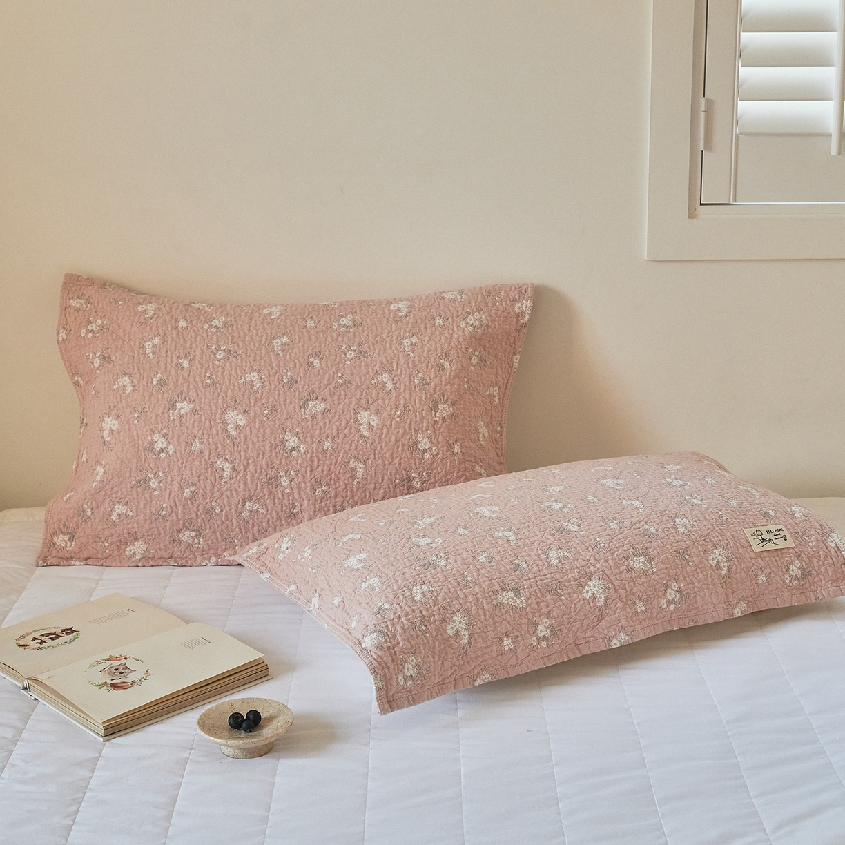 91家纺网 家纺一手货源 找家纺 沐瑟家纺 2026新款安心棉枕巾 花釉-粉色