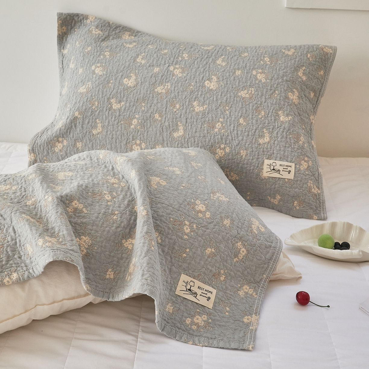 91家纺网 家纺一手货源 找家纺 沐瑟家纺 2026新款安心棉枕巾 花釉-灰色