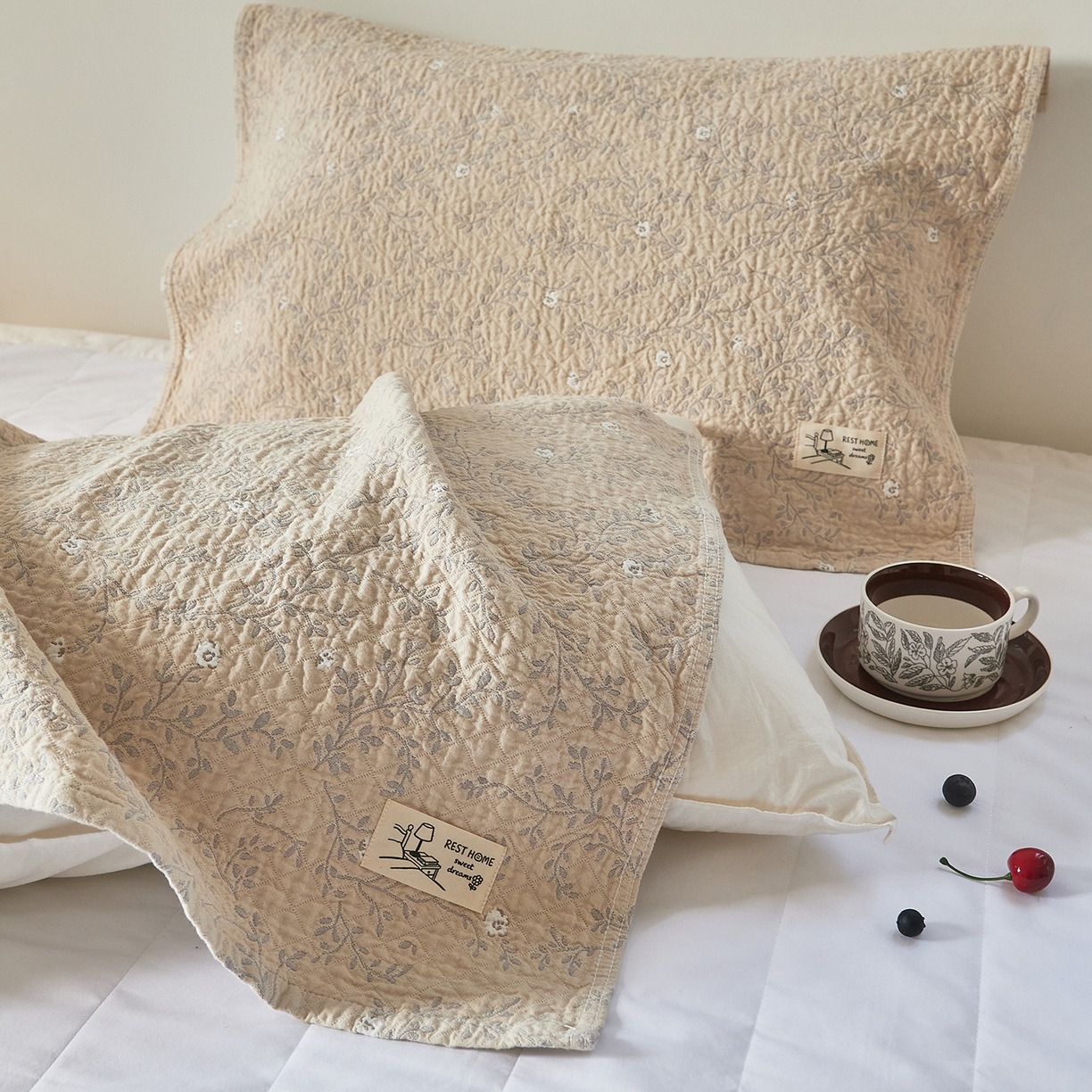 91家纺网 家纺一手货源 找家纺 沐瑟家纺 2026新款安心棉枕巾 花枝-浅咖