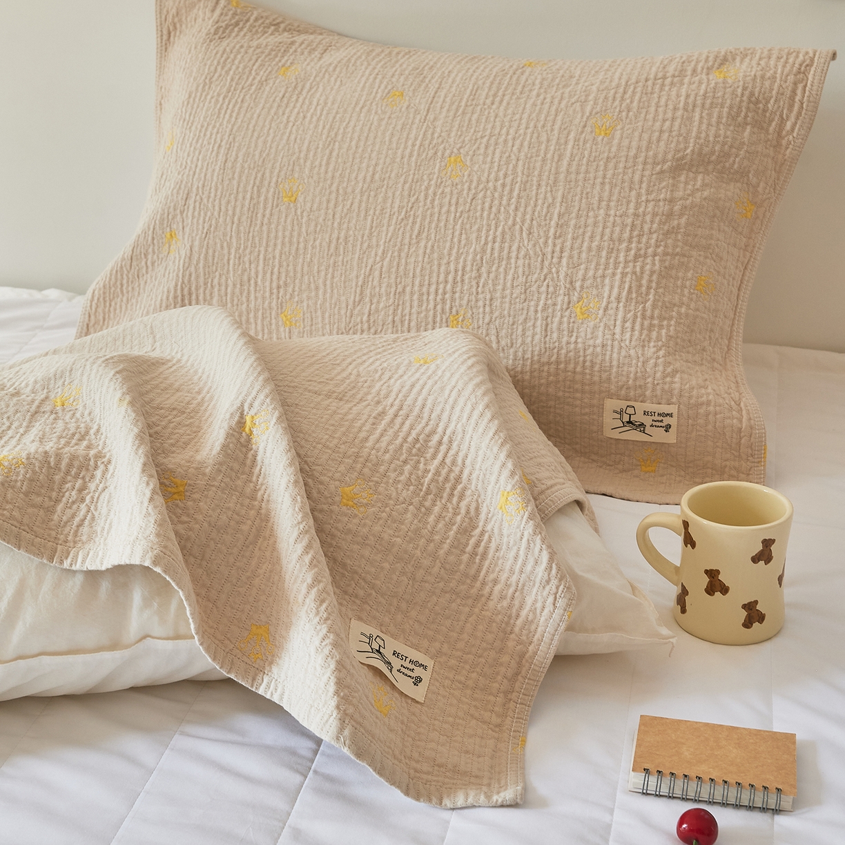 91家纺网 家纺一手货源 找家纺 沐瑟家纺 2026新款安心棉枕巾 皇冠-浅咖