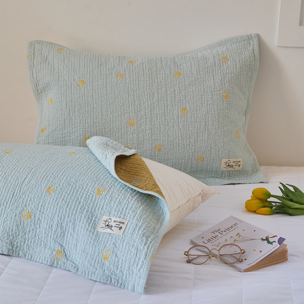 91家纺网 家纺一手货源 找家纺 沐瑟家纺 2026新款安心棉枕巾 皇冠-浅蓝