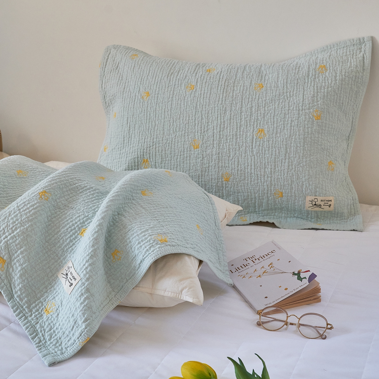 91家纺网 家纺一手货源 找家纺 沐瑟家纺 2026新款安心棉枕巾 皇冠-浅蓝