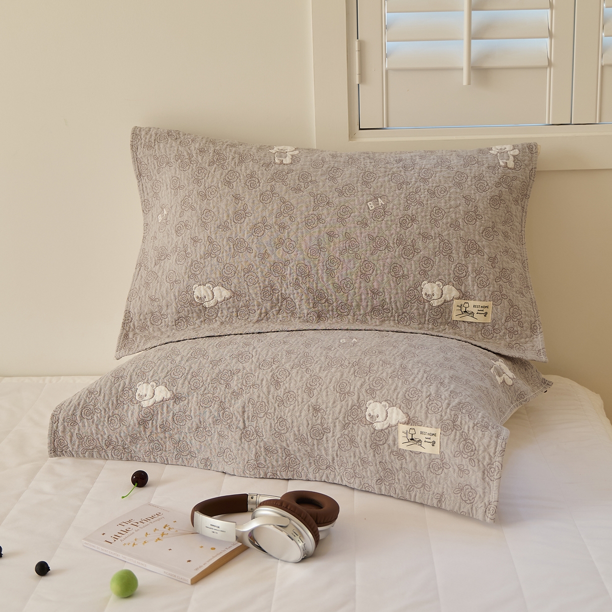 沐瑟家纺 2026新款安心棉枕巾 玫瑰熊-灰色