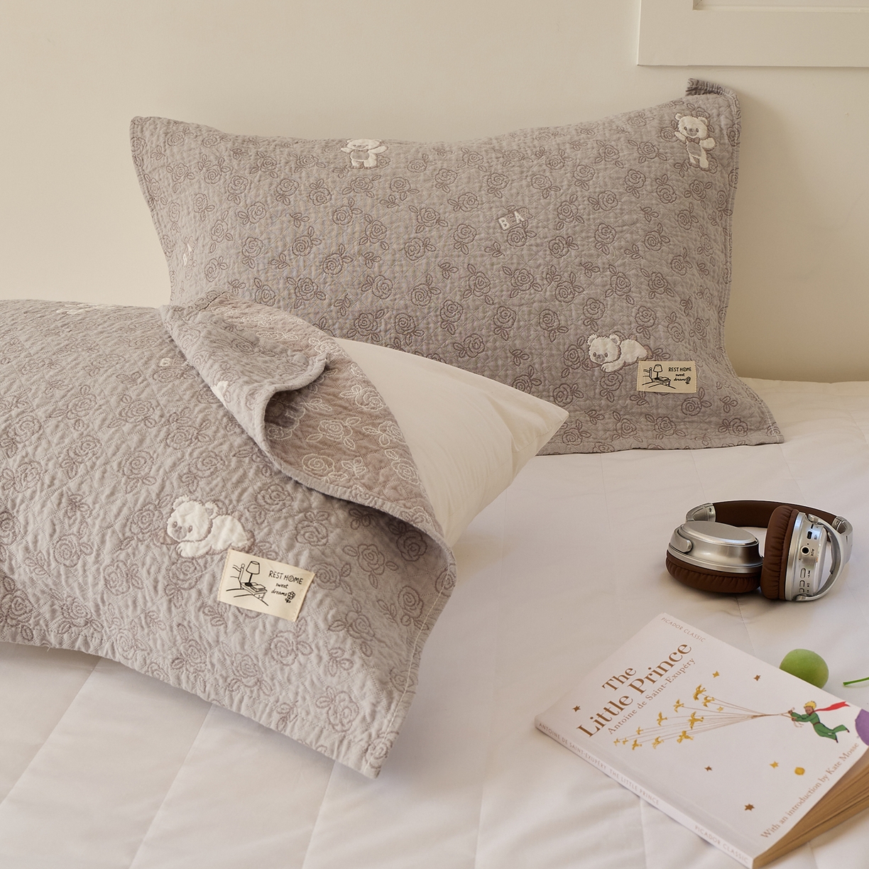 91家纺网 家纺一手货源 找家纺 沐瑟家纺 2026新款安心棉枕巾 玫瑰熊-灰色