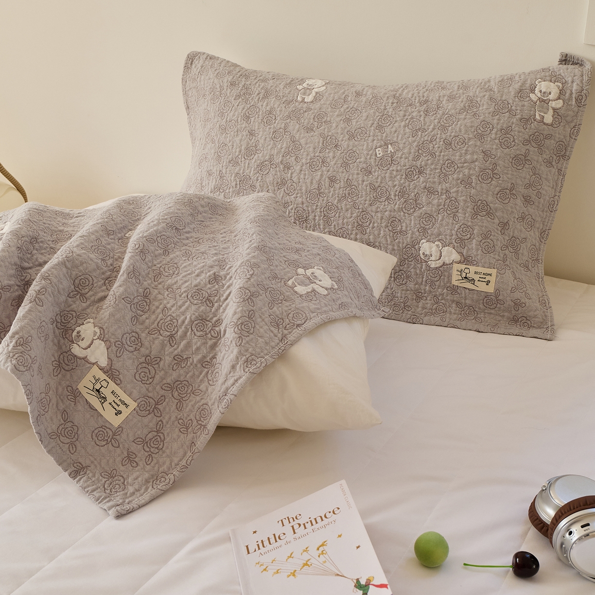 91家纺网 家纺一手货源 找家纺 沐瑟家纺 2026新款安心棉枕巾 玫瑰熊-灰色