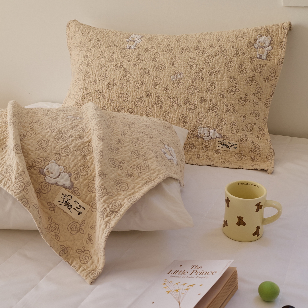 91家纺网 家纺一手货源 找家纺 沐瑟家纺 2026新款安心棉枕巾 玫瑰熊-浅咖