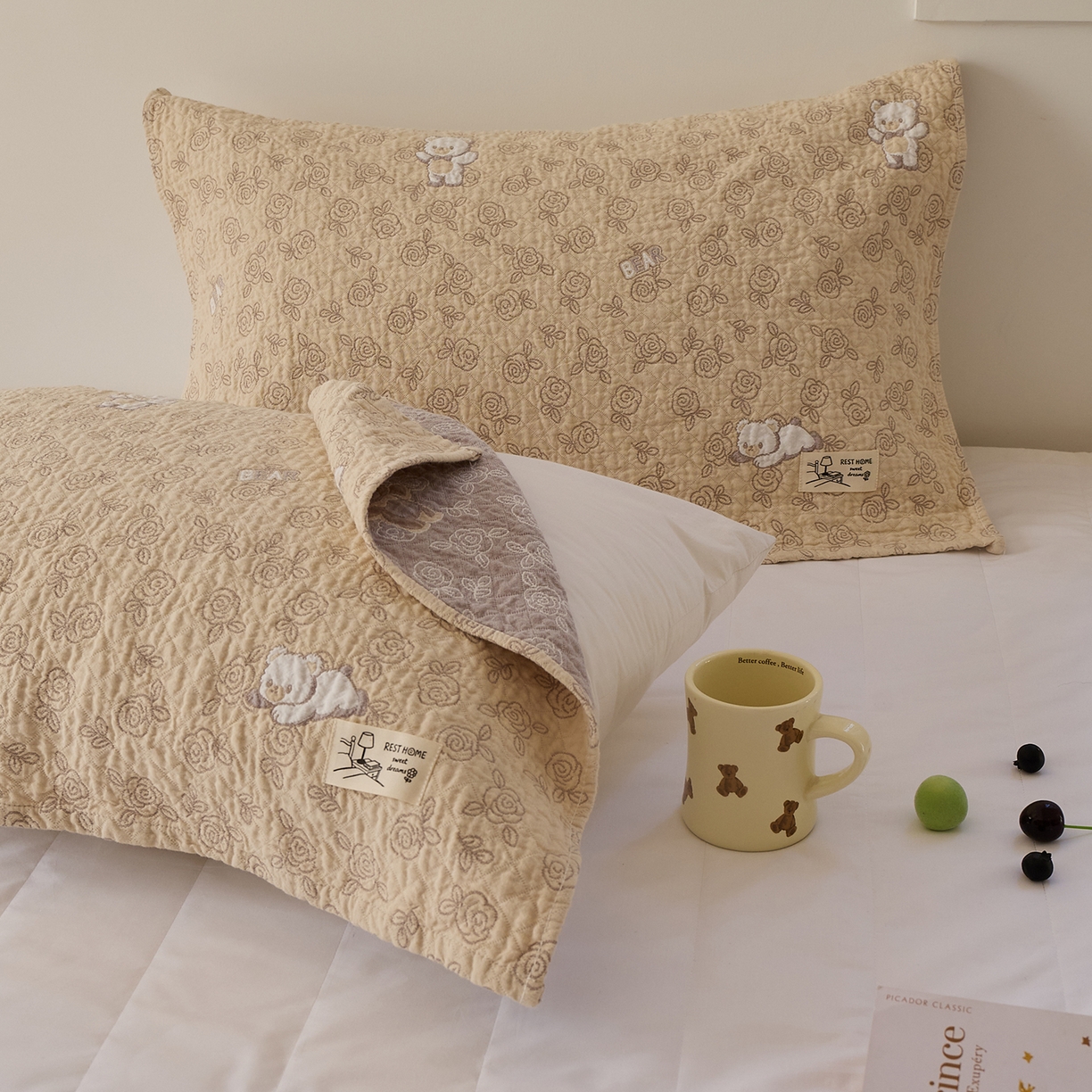 91家纺网 家纺一手货源 找家纺 沐瑟家纺 2026新款安心棉枕巾 玫瑰熊-浅咖