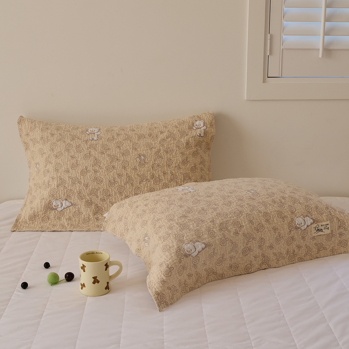 91家纺网 家纺一手货源 找家纺 沐瑟家纺 2026新款安心棉枕巾 玫瑰熊-浅咖