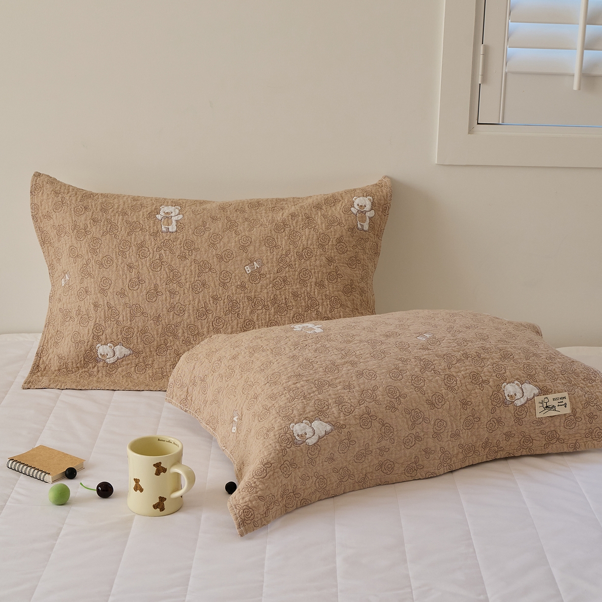 91家纺网 家纺一手货源 找家纺 沐瑟家纺 2026新款安心棉枕巾 玫瑰熊-深咖