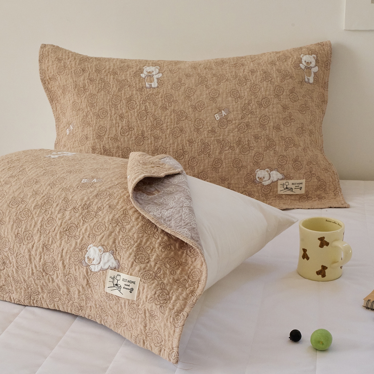 91家纺网 家纺一手货源 找家纺 沐瑟家纺 2026新款安心棉枕巾 玫瑰熊-深咖